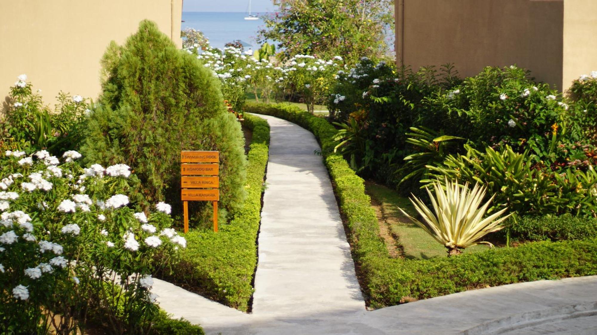 Luwansa Beach Hotel Labuan Bajo Ngoại thất bức ảnh