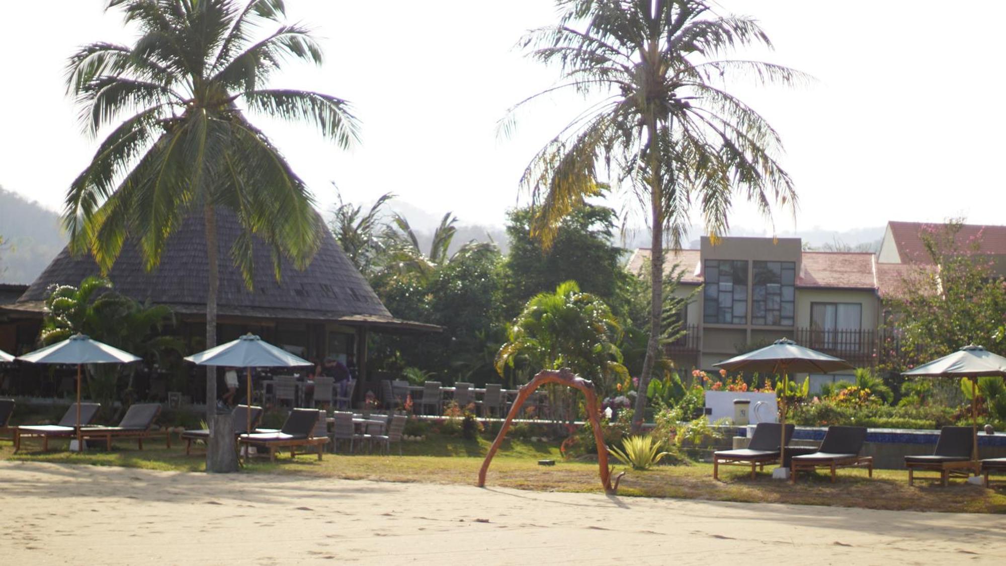 Luwansa Beach Hotel Labuan Bajo Ngoại thất bức ảnh