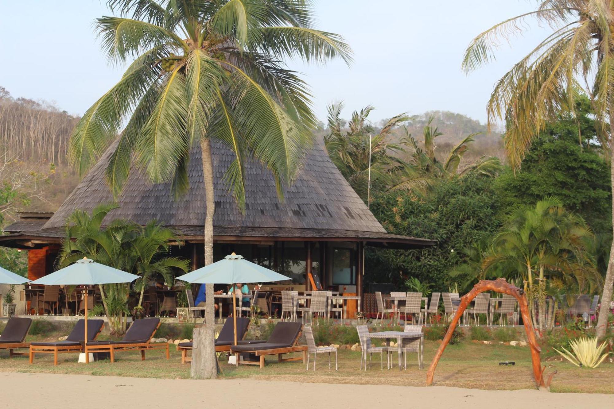 Luwansa Beach Hotel Labuan Bajo Ngoại thất bức ảnh