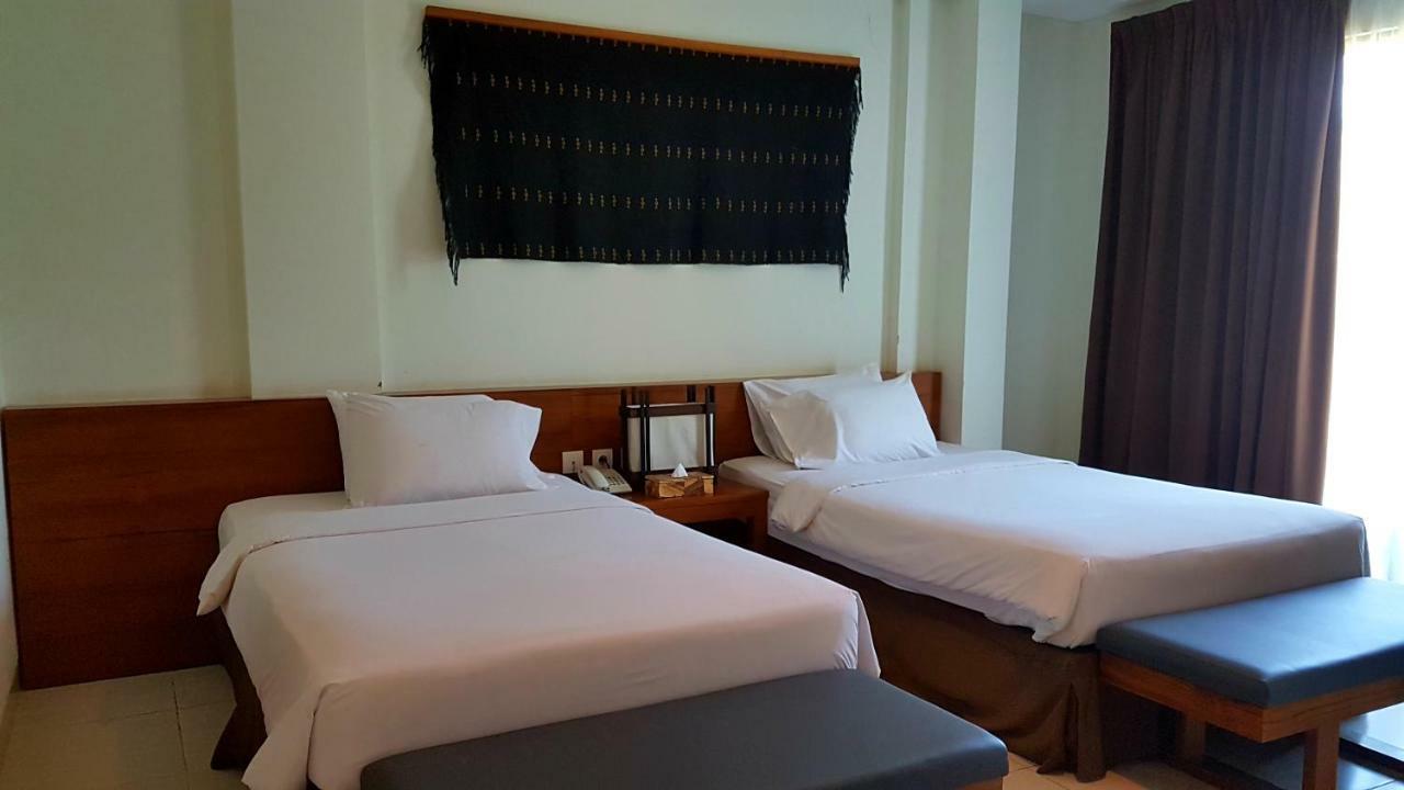 Luwansa Beach Hotel Labuan Bajo Ngoại thất bức ảnh
